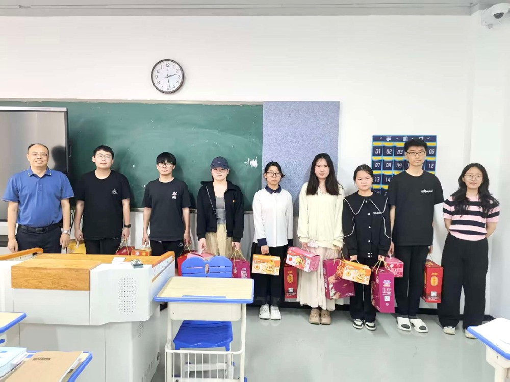 本科生院开展2025年暑期留校备考学子慰问活动