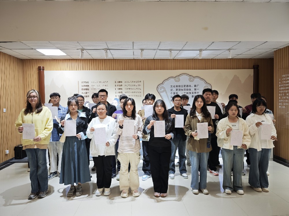 本科生院开展“一笔一划书热爱・一字一句颂山河”书写活动