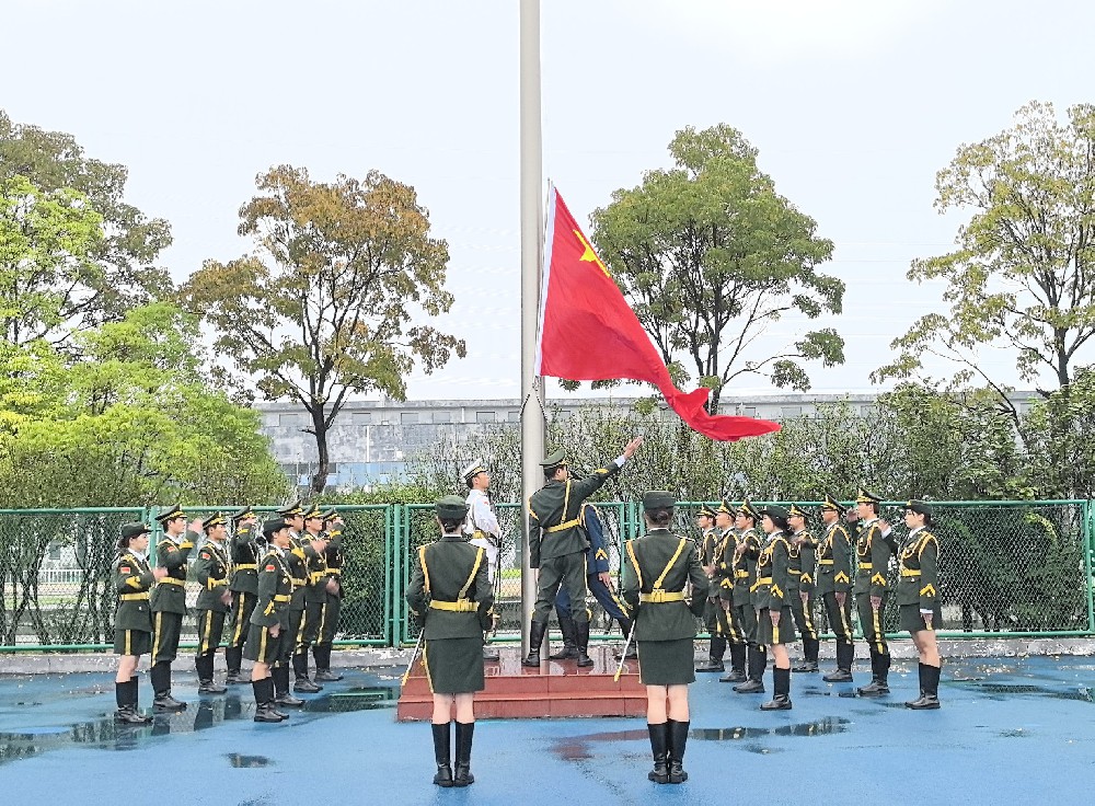 本科生院举行“传承爱国精神，勇担青年使命”升国旗仪式